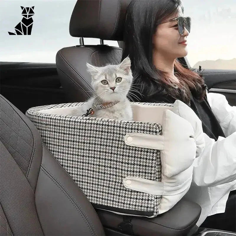 Femme et chat confortablement installés dans le siège auto Ultimate Comfort pour chiens